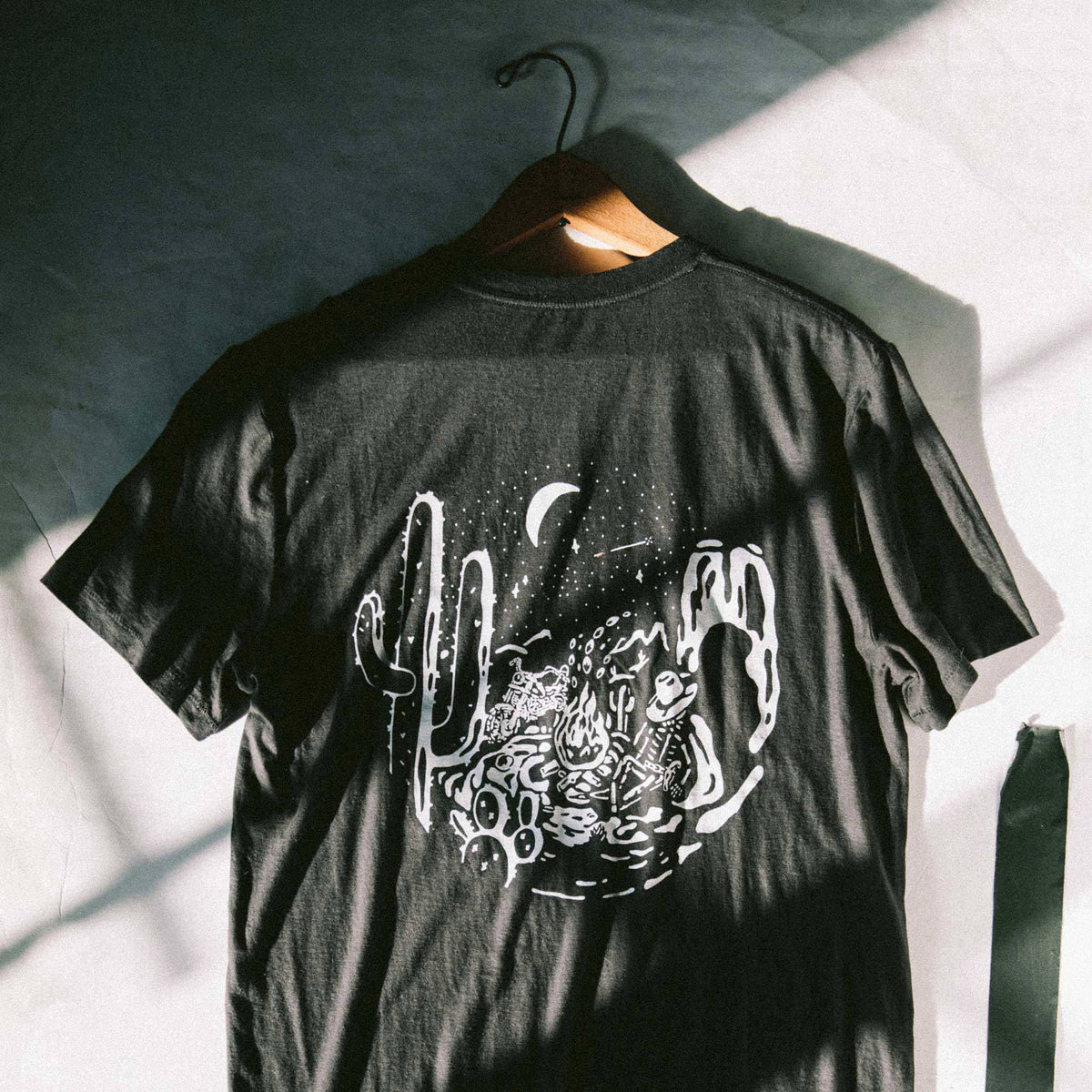 The Cotton Hemp Tee in Charcoal Open Road